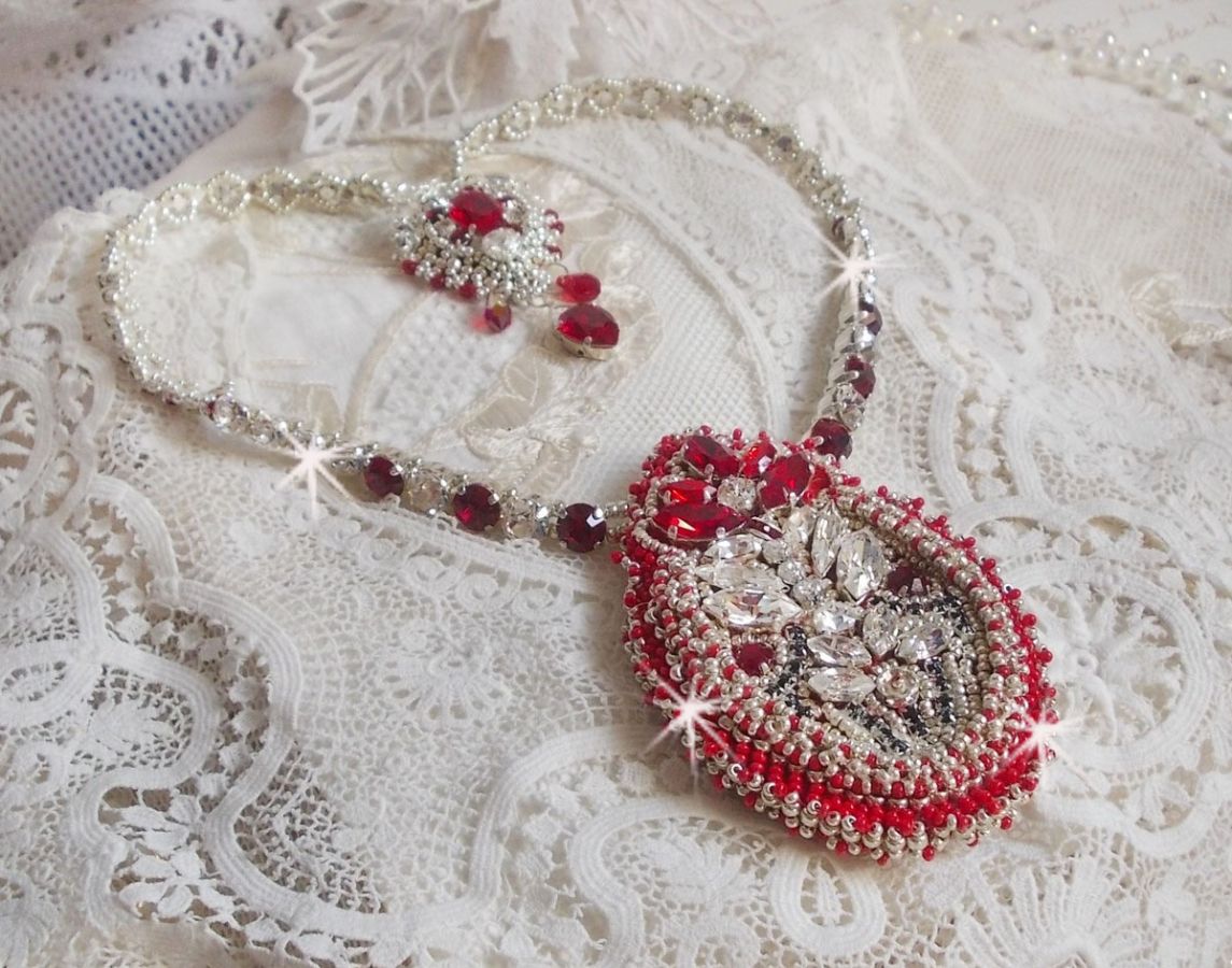 Colar Drigon Red bordado com cristais Swarovski vermelhos, contas de sementes de prata, strass, fivelas e correntes de prata 925/1000