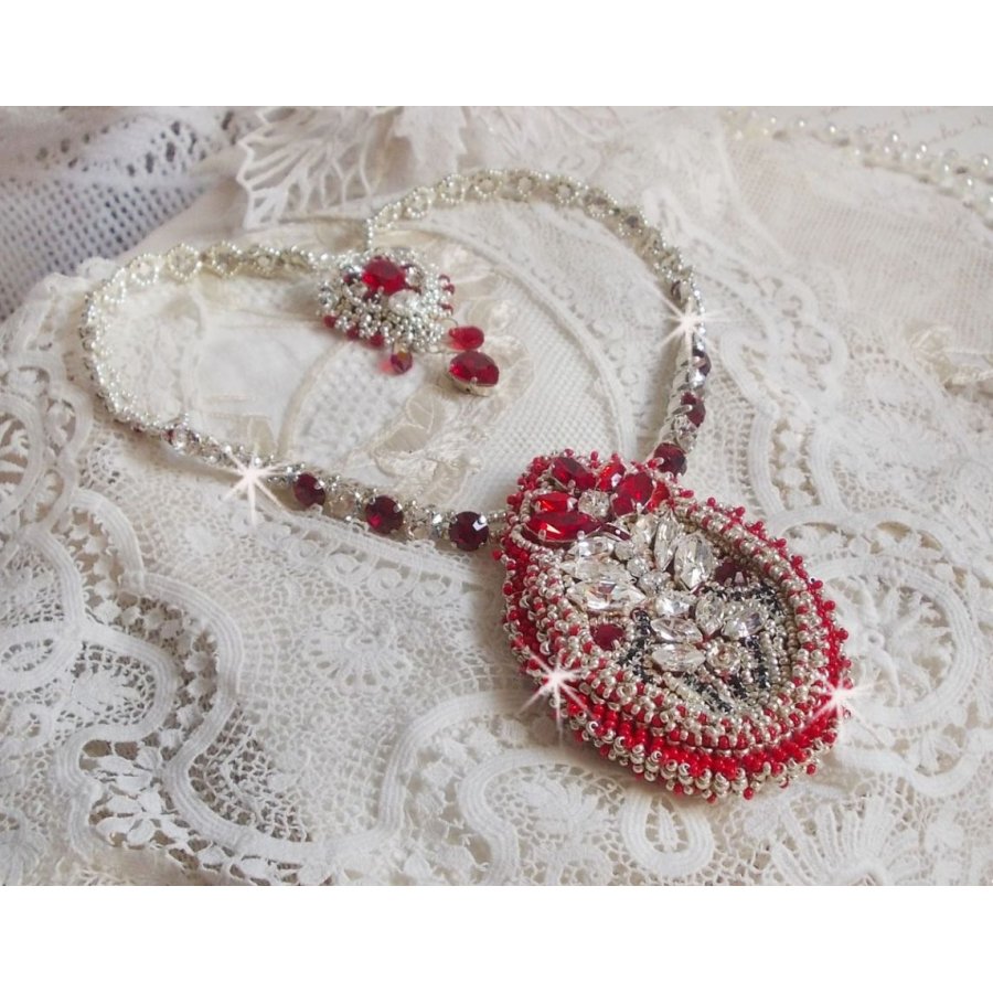Colar Drigon Red bordado com cristais Swarovski vermelhos, contas de sementes de prata, strass, fivelas e correntes de prata 925/1000