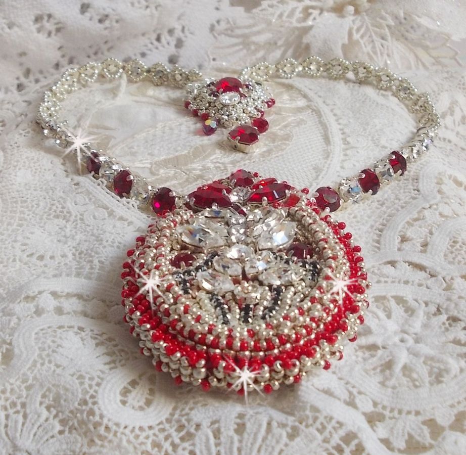 Colar Drigon Red bordado com cristais Swarovski vermelhos, contas de sementes de prata, strass, fivelas e correntes de prata 925/1000