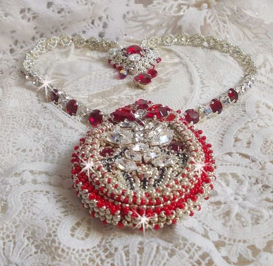 Colar Drigon Red bordado com cristais Swarovski vermelhos, contas de sementes de prata, strass, fivelas e correntes de prata 925/1000