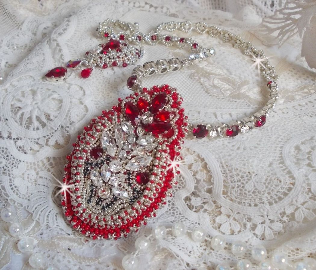 Colar Drigon Red bordado com cristais Swarovski vermelhos, contas de sementes de prata, strass, fivelas e correntes de prata 925/1000