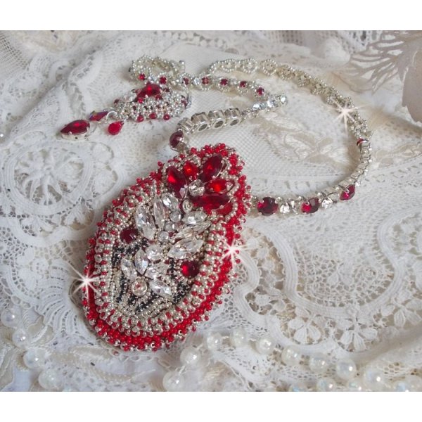 Colar Drigon Red bordado com cristais Swarovski vermelhos, contas de sementes de prata, strass, fivelas e correntes de prata 925/1000