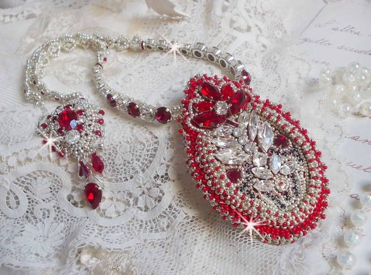Colar Drigon Red bordado com cristais Swarovski vermelhos, contas de sementes de prata, strass, fivelas e correntes de prata 925/1000