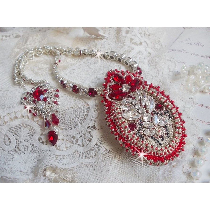 Colar Drigon Red bordado com cristais Swarovski vermelhos, contas de sementes de prata, strass, fivelas e correntes de prata 925/1000