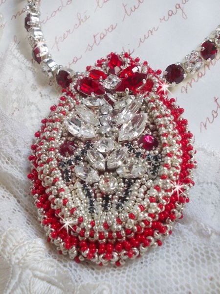 Colar Drigon Red bordado com cristais Swarovski vermelhos, contas de sementes de prata, strass, fivelas e correntes de prata 925/1000