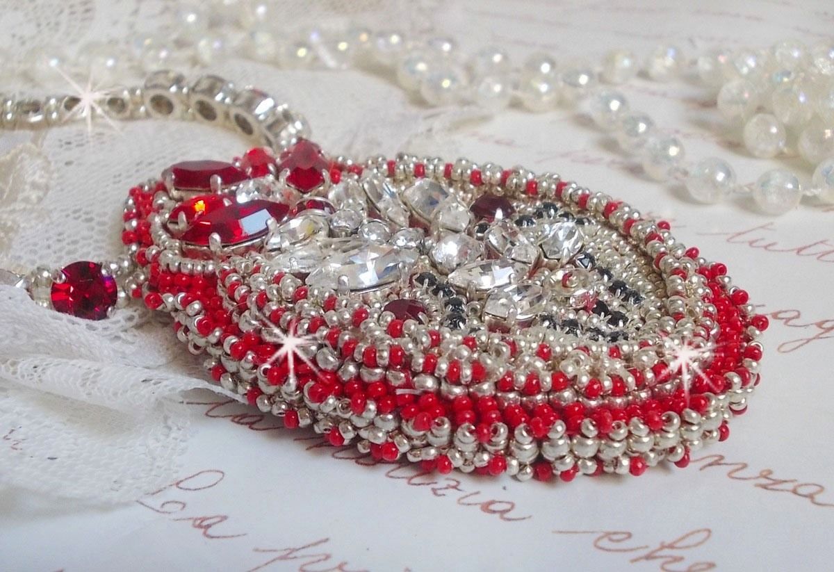 Colar Drigon Red bordado com cristais Swarovski vermelhos, contas de sementes de prata, strass, fivelas e correntes de prata 925/1000