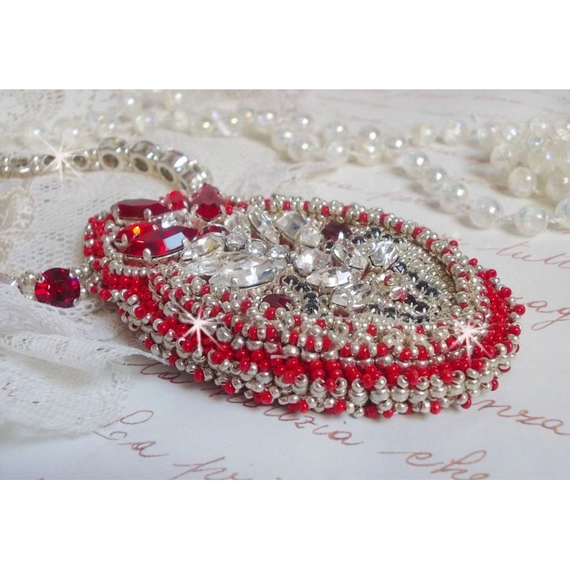 Colar Drigon Red bordado com cristais Swarovski vermelhos, contas de sementes de prata, strass, fivelas e correntes de prata 925/1000
