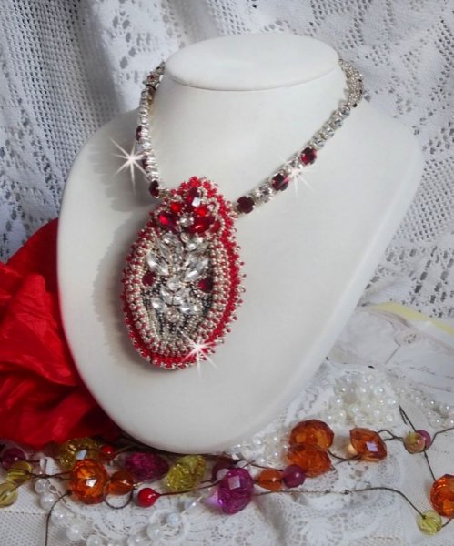 Colar Drigon Red bordado com cristais Swarovski vermelhos, contas de sementes de prata, strass, fivelas e correntes de prata 925/1000