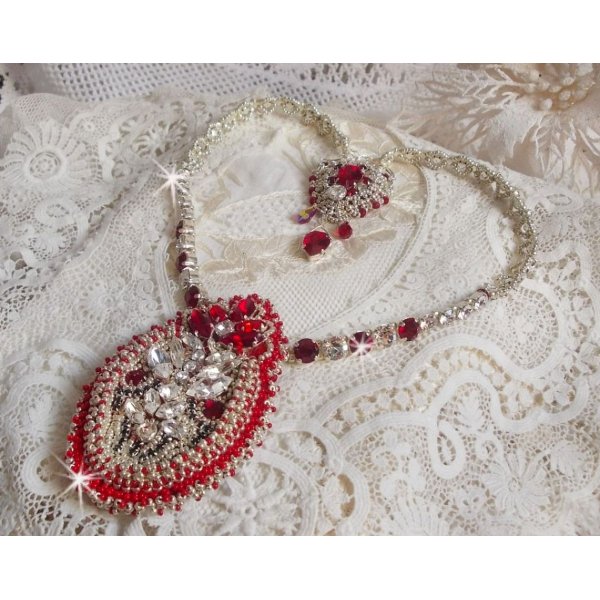 Colar Drigon Red bordado com cristais Swarovski vermelhos, contas de sementes de prata, strass, fivelas e correntes de prata 925/1000