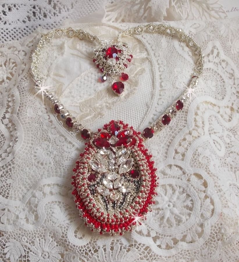 Colar Drigon Red bordado com cristais Swarovski vermelhos, contas de sementes de prata, strass, fivelas e correntes de prata 925/1000