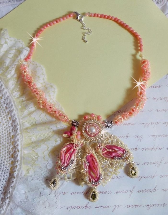 Colar Les Délices de l'Eté bordado com uma fita de seda amarela e rosa, contas de sementes e cristais Swarovski