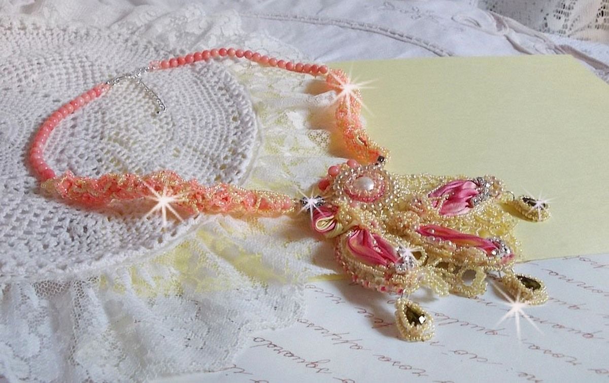 Colar Les Délices de l'Eté bordado com uma fita de seda amarela e rosa, contas de sementes e cristais Swarovski