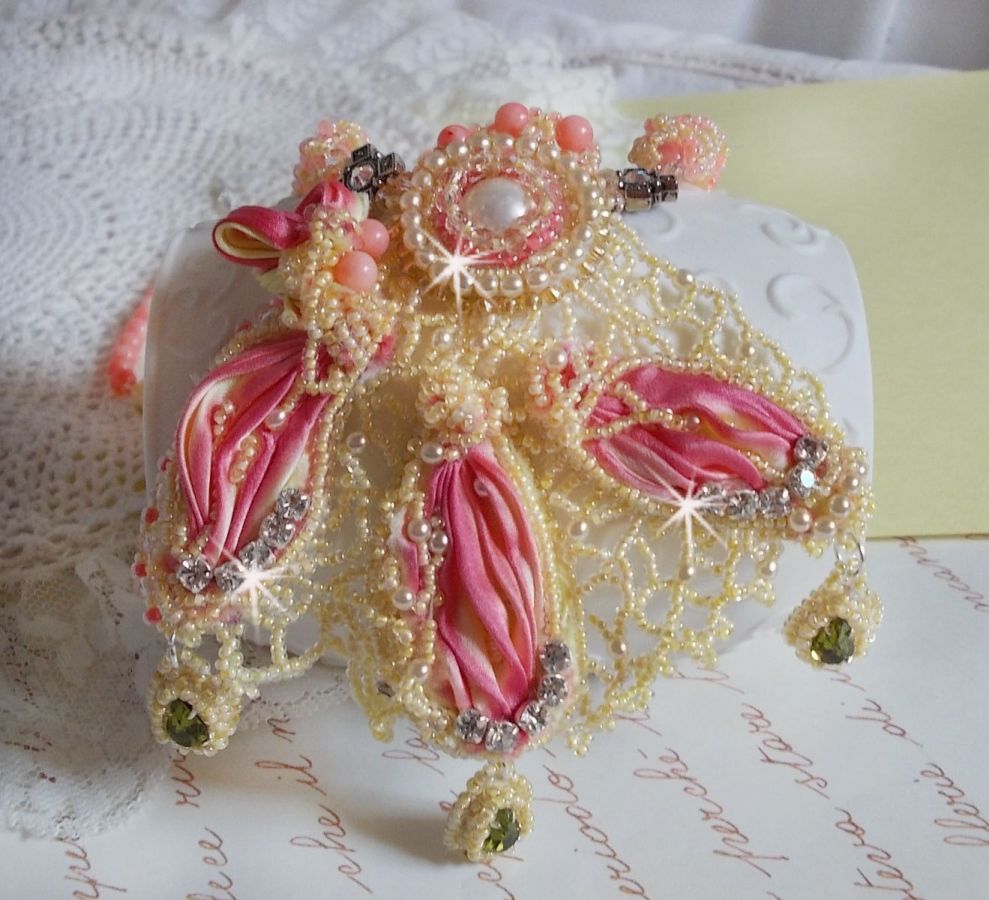 Colar Les Délices de l'Eté bordado com uma fita de seda amarela e rosa, contas de sementes e cristais Swarovski