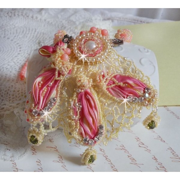 Colar Les D&eacute;lices de l'Et&eacute; bordado com uma fita de seda amarela e rosa, contas de sementes e cristais Swarovski