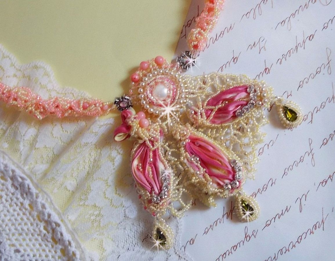 Colar Les Délices de l'Eté bordado com uma fita de seda amarela e rosa, contas de sementes e cristais Swarovski