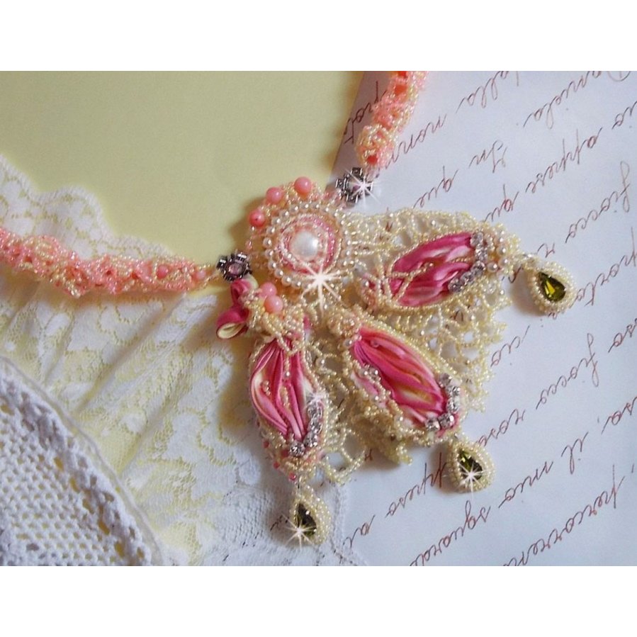Colar Les Délices de l'Eté bordado com uma fita de seda amarela e rosa, contas de sementes e cristais Swarovski