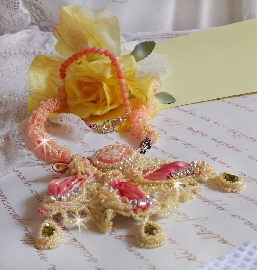 Colar Les Délices de l'Eté bordado com uma fita de seda amarela e rosa, contas de sementes e cristais Swarovski