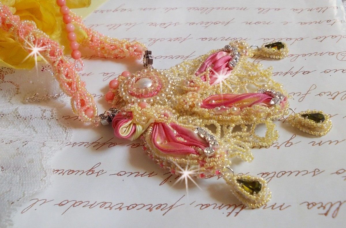 Colar Les Délices de l'Eté bordado com uma fita de seda amarela e rosa, contas de sementes e cristais Swarovski