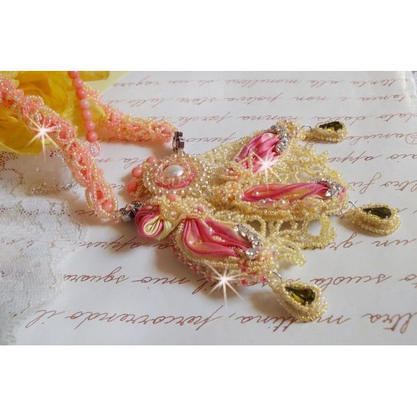 Colar Les Délices de l'Eté bordado com uma fita de seda amarela e rosa, contas de sementes e cristais Swarovski