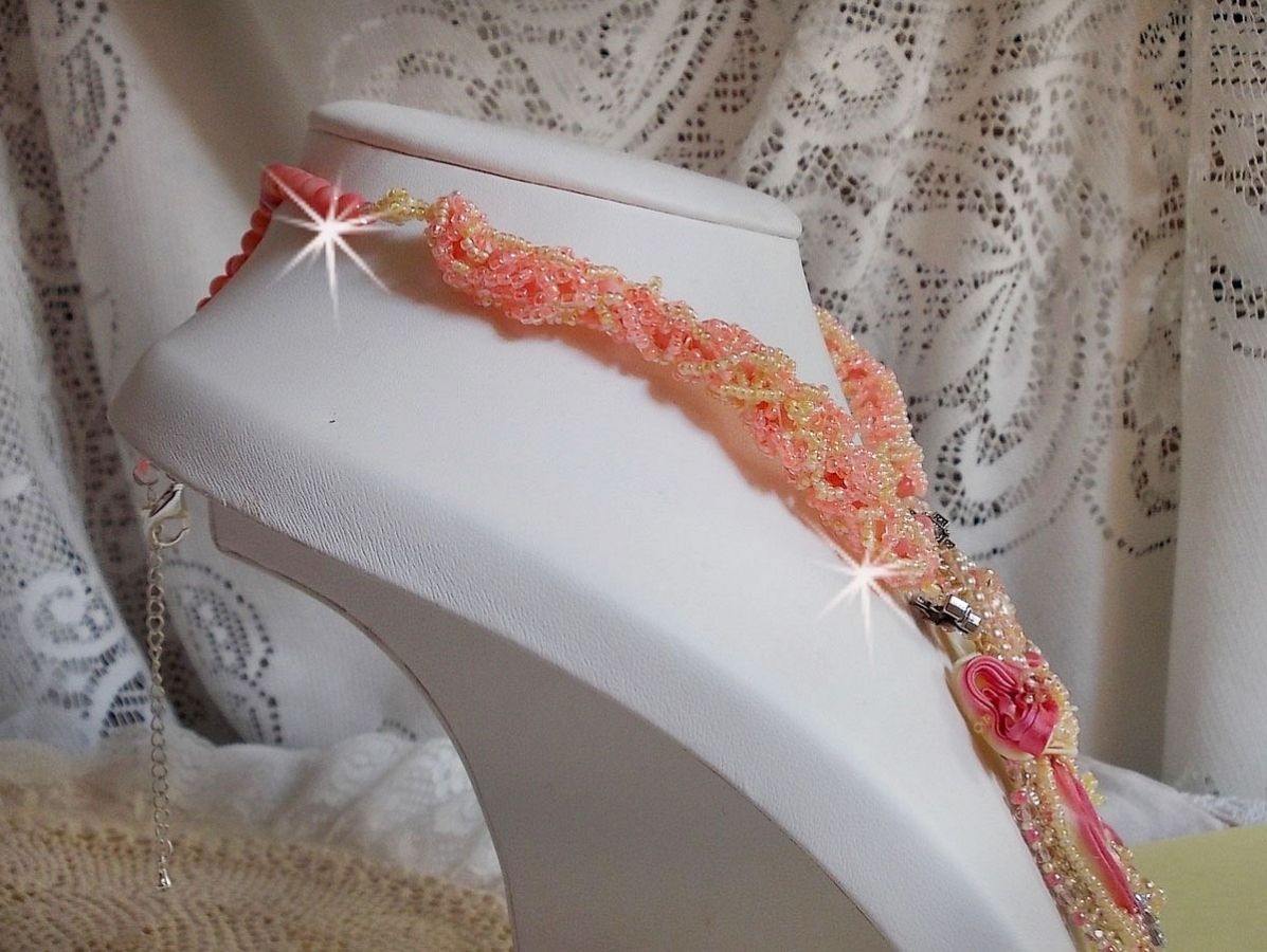 Colar Les Délices de l'Eté bordado com uma fita de seda amarela e rosa, contas de sementes e cristais Swarovski