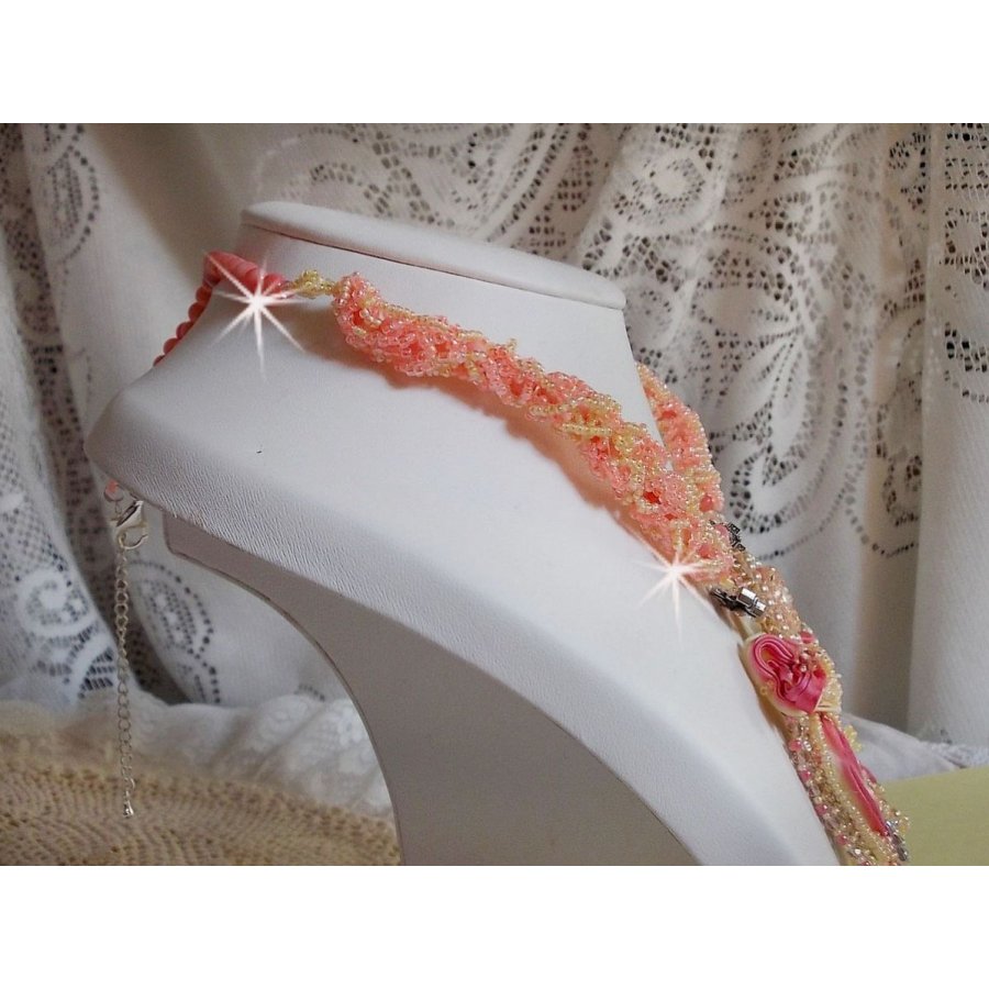Colar Les Délices de l'Eté bordado com uma fita de seda amarela e rosa, contas de sementes e cristais Swarovski