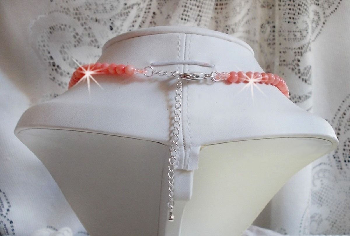 Colar Les Délices de l'Eté bordado com uma fita de seda amarela e rosa, contas de sementes e cristais Swarovski