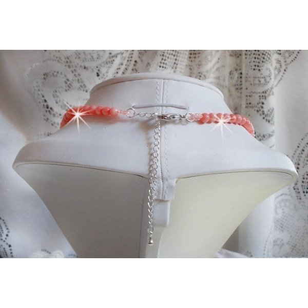 Colar Les D&eacute;lices de l'Et&eacute; bordado com uma fita de seda amarela e rosa, contas de sementes e cristais Swarovski