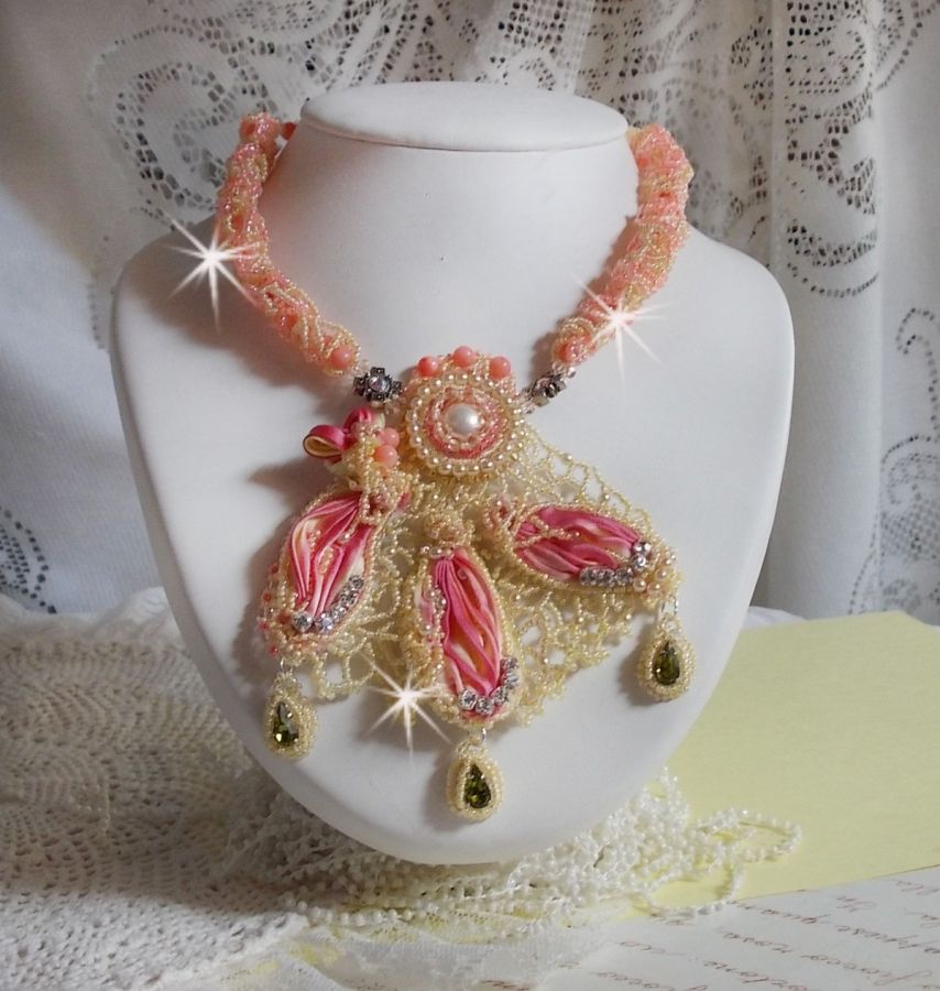 Colar Les Délices de l'Eté bordado com uma fita de seda amarela e rosa, contas de sementes e cristais Swarovski