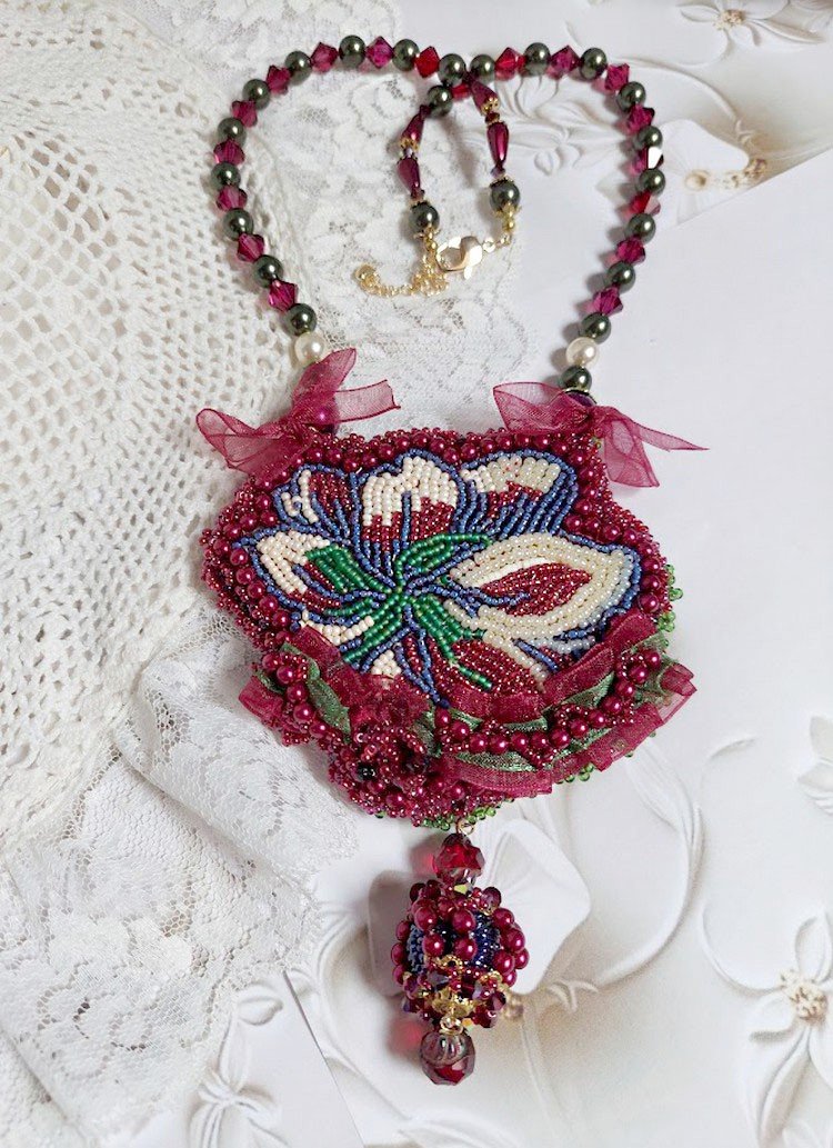 Colar Enchantement d'Automne bordado com pérolas de Bordeaux, renda, várias pérolas e pérolas de sementes