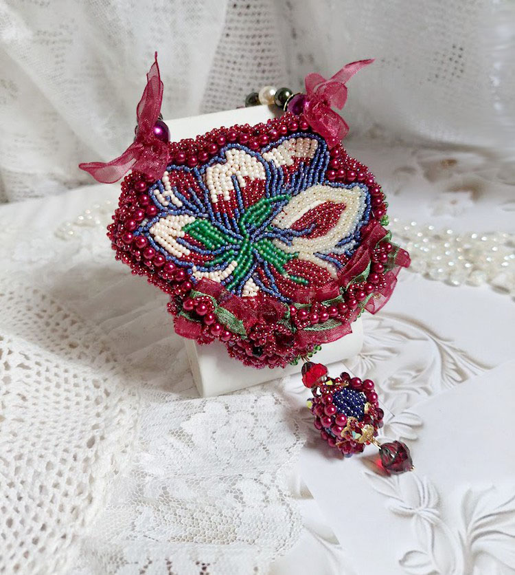Colar Enchantement d'Automne bordado com pérolas de Bordeaux, renda, várias pérolas e pérolas de sementes