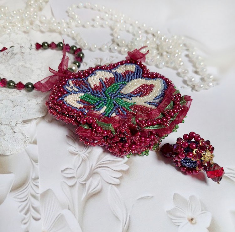 Colar Enchantement d'Automne bordado com pérolas de Bordeaux, renda, várias pérolas e pérolas de sementes