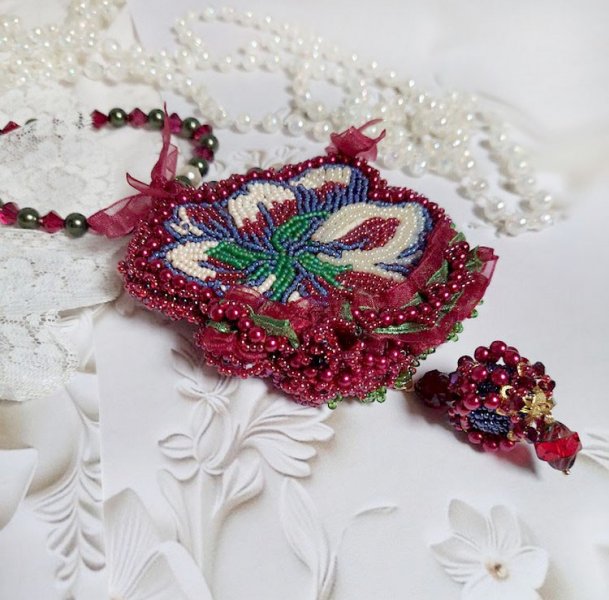 Colar Enchantement d'Automne bordado com pérolas de Bordeaux, renda, várias pérolas e pérolas de sementes