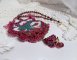 Colar Enchantement d'Automne bordado com pérolas de Bordeaux, renda, várias pérolas e pérolas de sementes