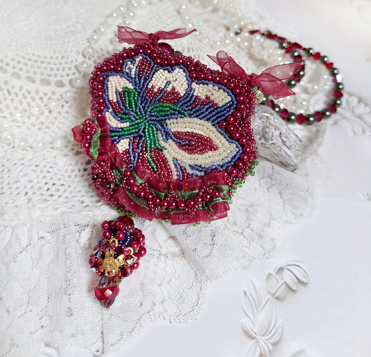 Colar Enchantement d'Automne bordado com pérolas de Bordeaux, renda, várias pérolas e pérolas de sementes