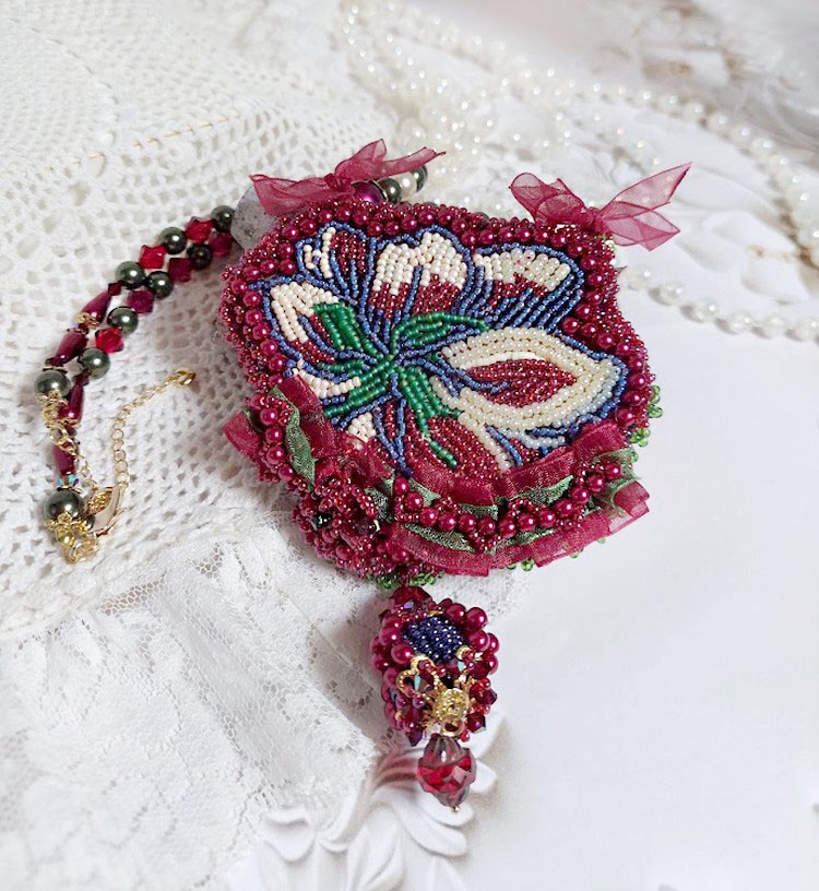 Colar Enchantement d'Automne bordado com pérolas de Bordeaux, renda, várias pérolas e pérolas de sementes