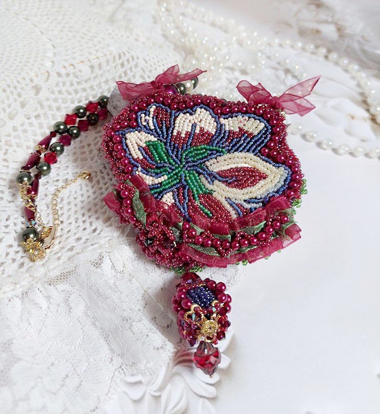 Colar Enchantement d'Automne bordado com pérolas de Bordeaux, renda, várias pérolas e pérolas de sementes