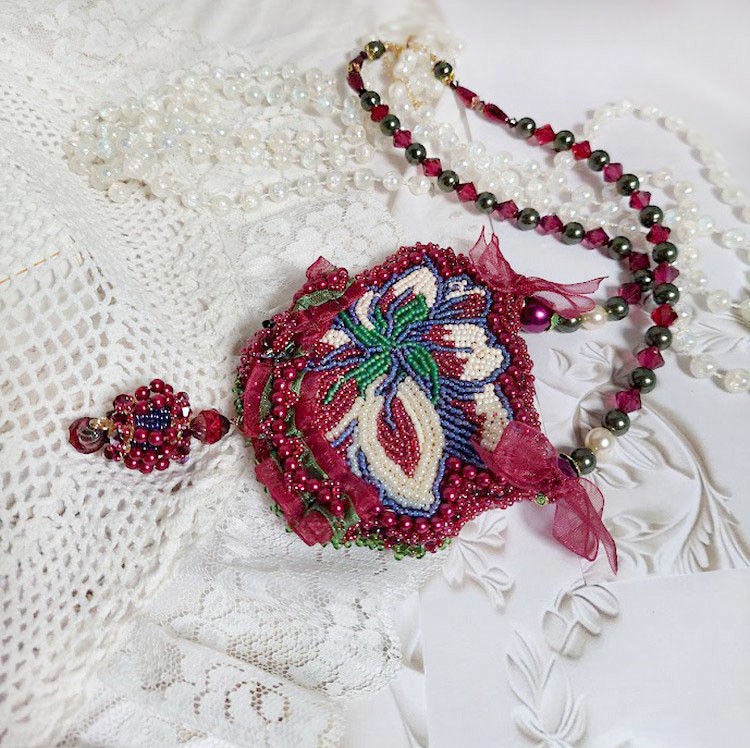 Colar Enchantement d'Automne bordado com pérolas de Bordeaux, renda, várias pérolas e pérolas de sementes