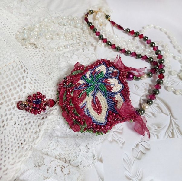Colar Enchantement d'Automne bordado com pérolas de Bordeaux, renda, várias pérolas e pérolas de sementes