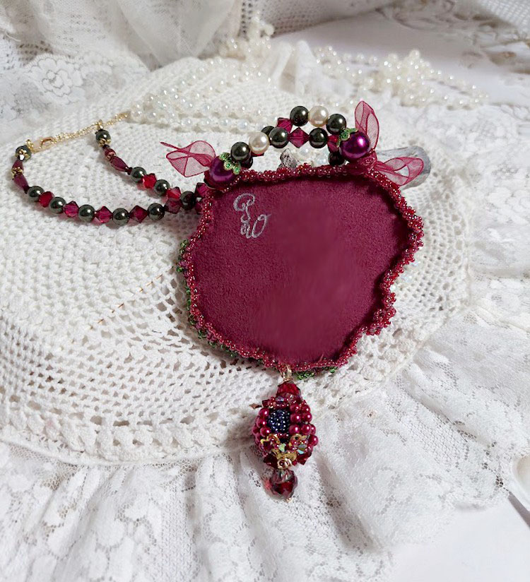 Colar Enchantement d'Automne bordado com pérolas de Bordeaux, renda, várias pérolas e pérolas de sementes