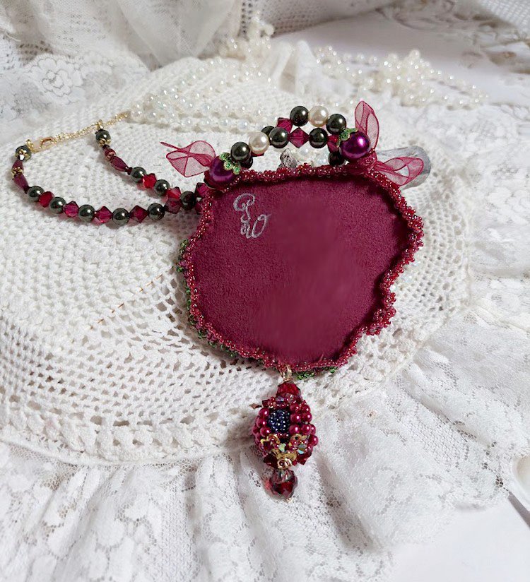 Colar Enchantement d'Automne bordado com pérolas de Bordeaux, renda, várias pérolas e pérolas de sementes