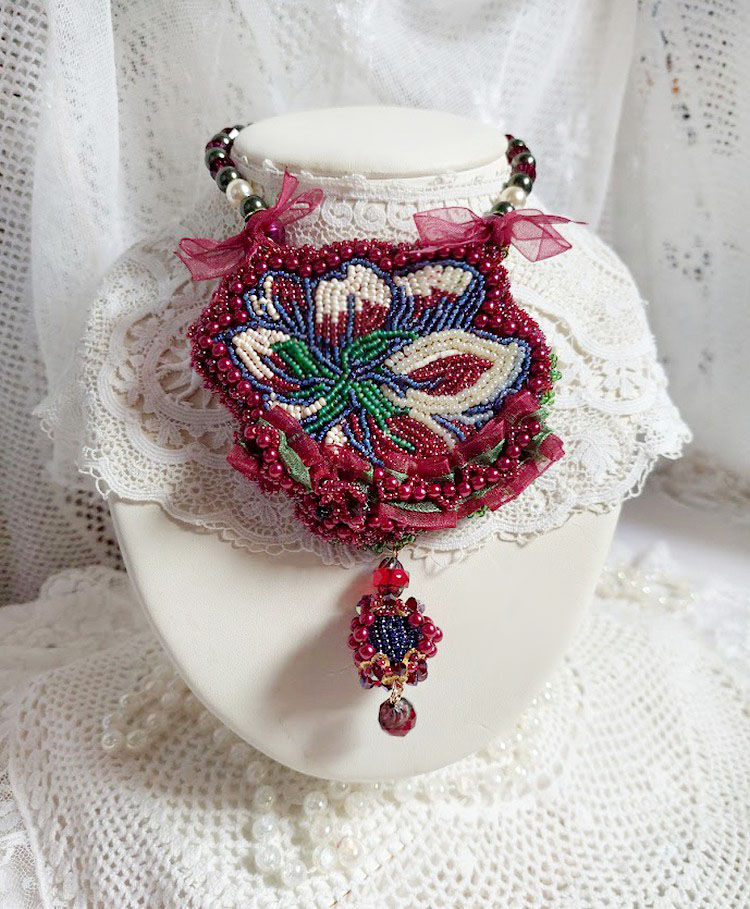 Colar Enchantement d'Automne bordado com pérolas de Bordeaux, renda, várias pérolas e pérolas de sementes