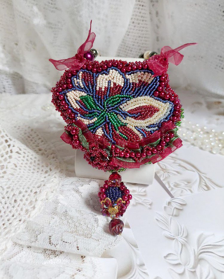 Colar Enchantement d'Automne bordado com pérolas de Bordeaux, renda, várias pérolas e pérolas de sementes