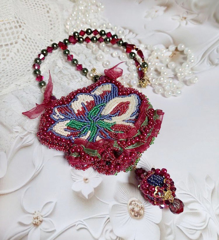 Colar Enchantement d'Automne bordado com pérolas de Bordeaux, renda, várias pérolas e pérolas de sementes