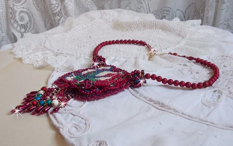 Colar Enchantement d'Automne bordado com pérolas de Bordeaux, renda, várias pérolas e pérolas de sementes