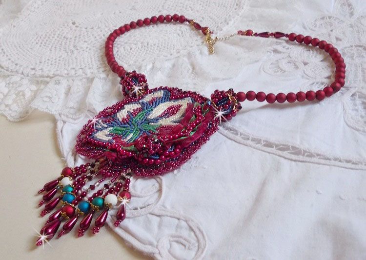 Colar Enchantement d'Automne bordado com pérolas de Bordeaux, renda, várias pérolas e pérolas de sementes