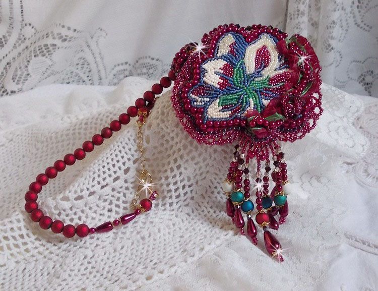Colar Enchantement d'Automne bordado com pérolas de Bordeaux, renda, várias pérolas e pérolas de sementes