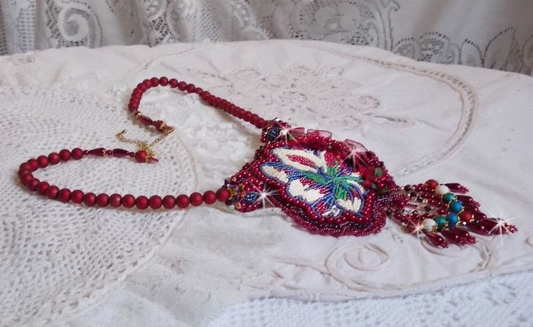 Colar Enchantement d'Automne bordado com pérolas de Bordeaux, renda, várias pérolas e pérolas de sementes