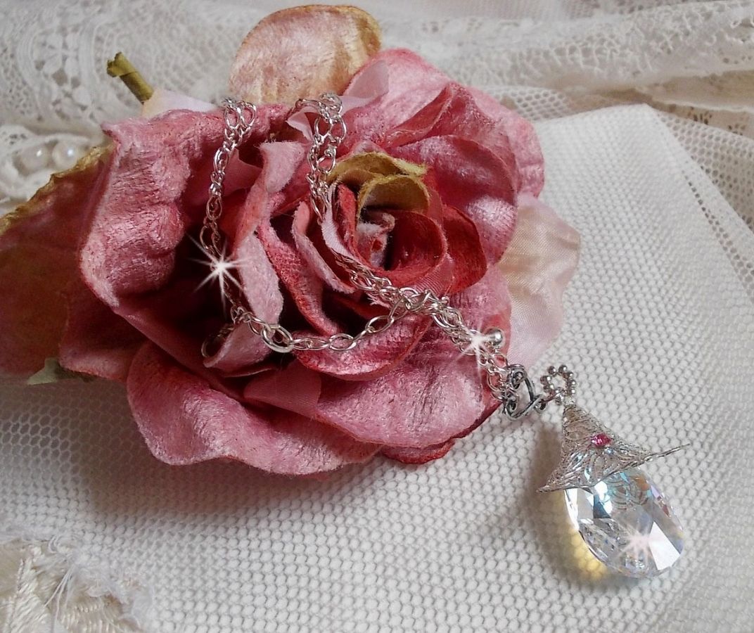 Colar de Flores de Prata com um belo pingente de cristal Swarovski, um encaixe em forma de coração de prata com corrente, anéis, fecho e corrente de extensão em Prata 925/1000