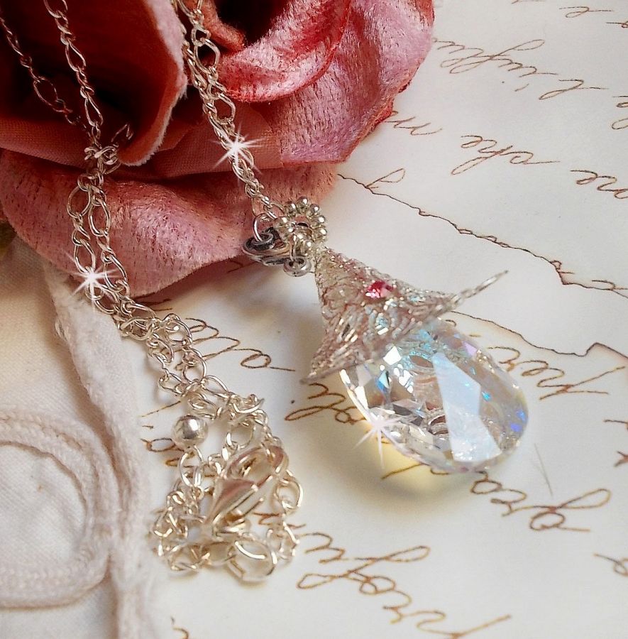 Colar de Flores de Prata com um belo pingente de cristal Swarovski, um encaixe em forma de coração de prata com corrente, anéis, fecho e corrente de extensão em Prata 925/1000
