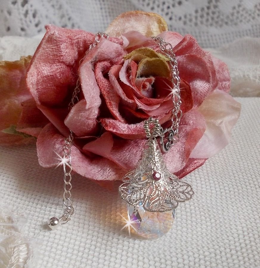 Colar de Flores de Prata com um belo pingente de cristal Swarovski, um encaixe em forma de coração de prata com corrente, anéis, fecho e corrente de extensão em Prata 925/1000